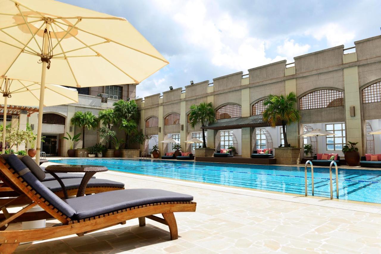 Grand Hi Lai Hotel Kaohsiung Buitenkant foto The swimming pool at the hotel