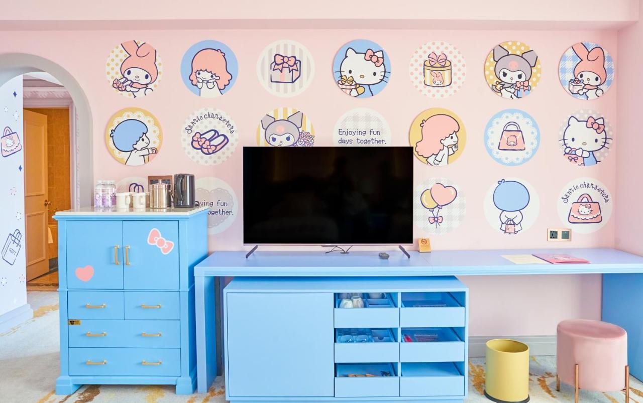 Grand Hi Lai Hotel Kaohsiung Buitenkant foto Sanrio characters on a wall